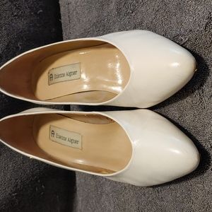 Vintage Etienne Aigner 2.5" heels in white leather
